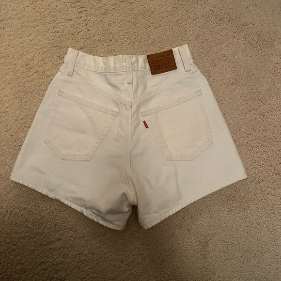 Levi’s High Loose Short in White - Picture 7 of 7